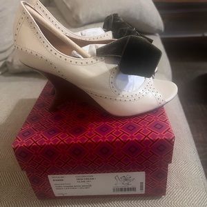 Tory Burch Tory Charm Bow Wedge NWB size 6